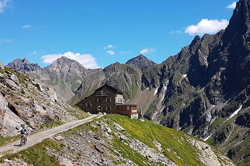 Mountainbiker auf dem Weg zur Berghütte in Tirol
